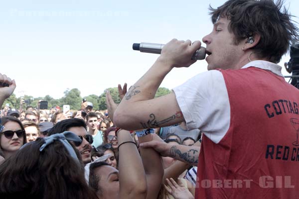 CAGE THE ELEPHANT - 2017-06-24 - PARIS - Hippodrome de Longchamp - Bagatelle - Matthew Ray Shultz